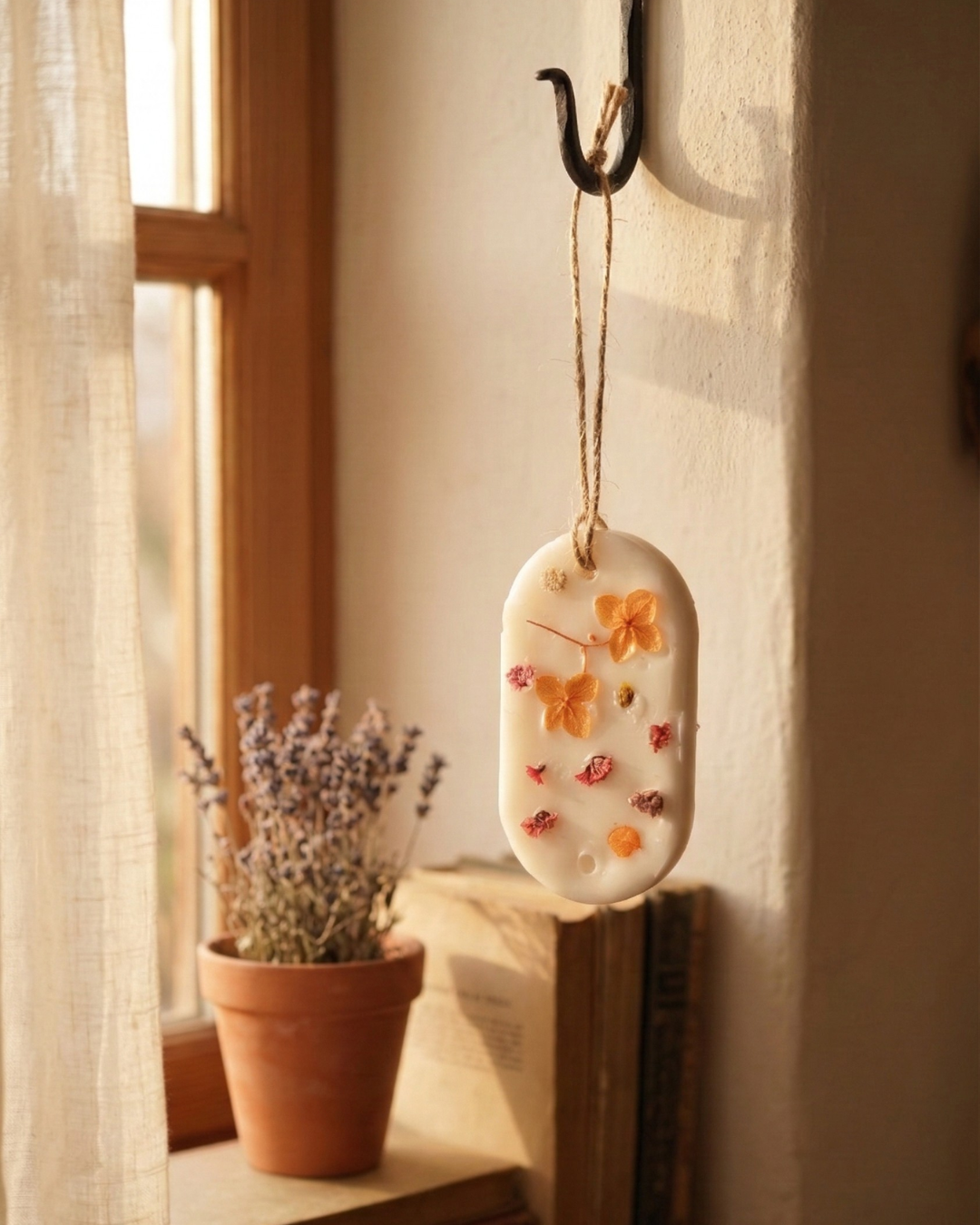 Fragnam Hydrangea Bloom Hanging decorative floral arrangement with lush hydrangea blossoms in a hanging display.